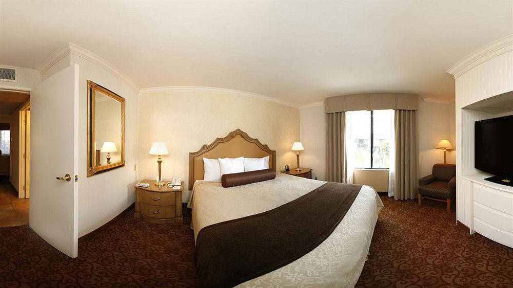 Western Royale & Hotel