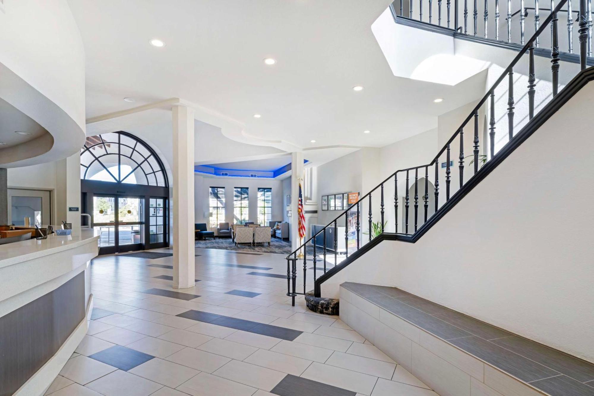 Western Royale Hotel&suites 3*